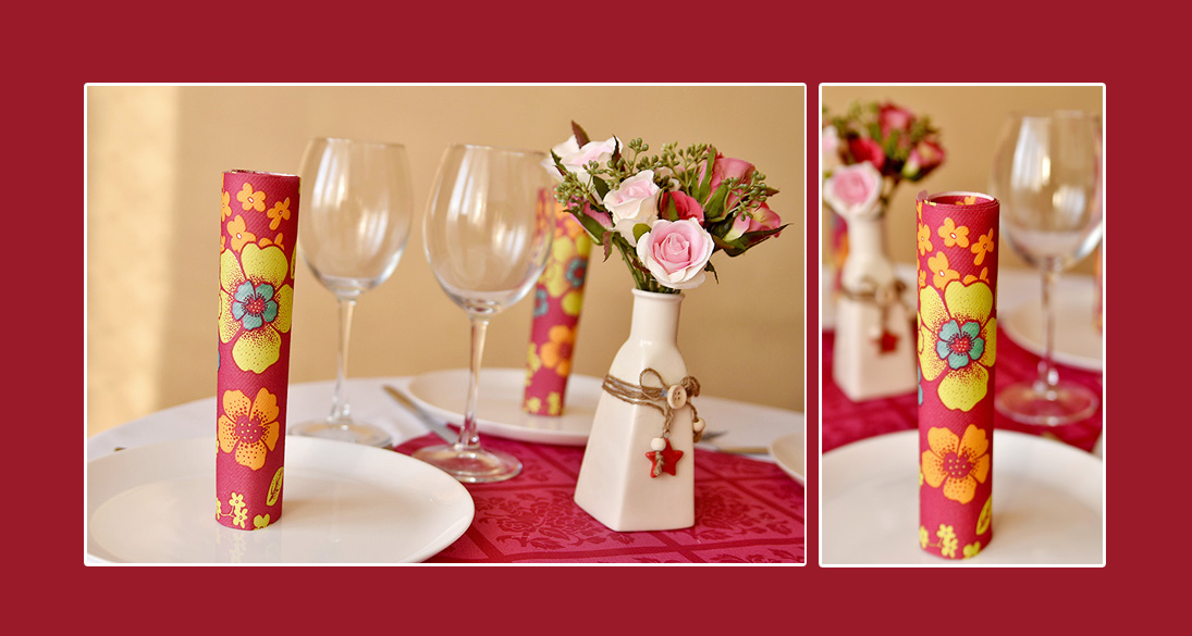 Tischdeko mit geblümten Servietten und zarten Rosen